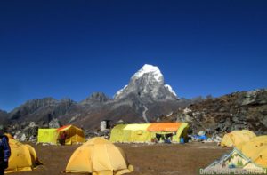Mount Everest tour guides for solo girl on Everest base camp trek with packing list info